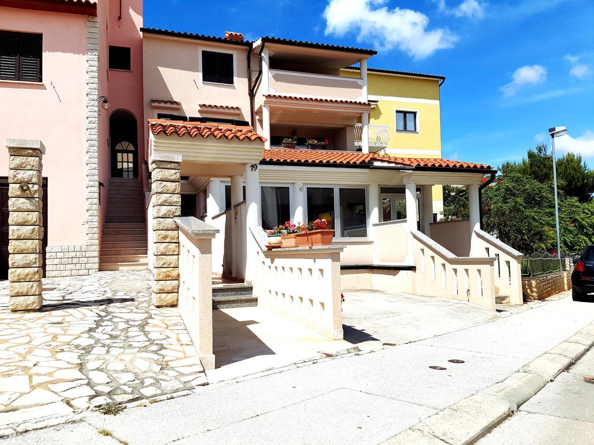 Krajcer Apartments Pula Bagian luar foto